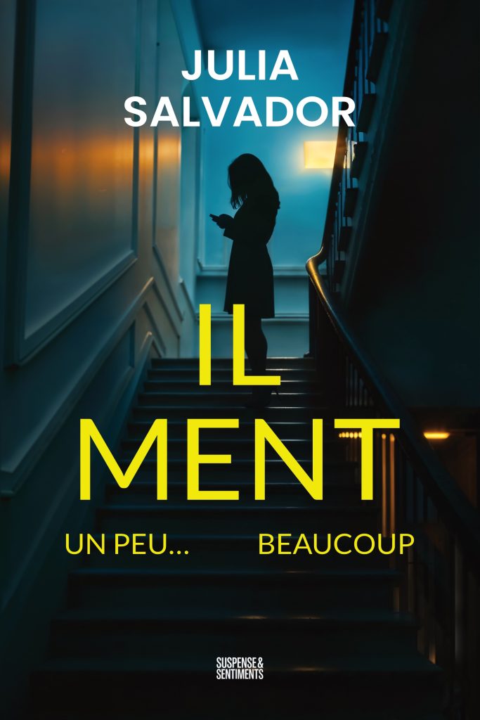 Couverture du livre Il ment un peu… beaucoup de Julia Salvador, montrant une femme en contre-jour sur un escalier, regardant son téléphone.