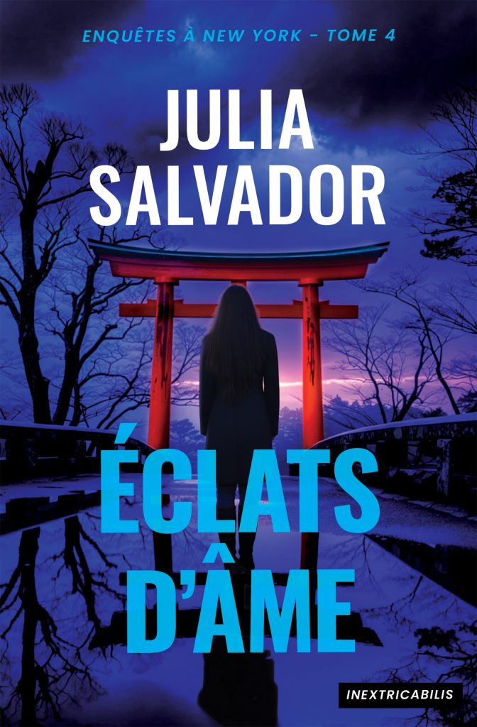 Couverture du livre Eclats d'ame de Julia Salvador : la silhouette d'une femme devant un torii rouge, dans une nuit bleue aux arbres nus.
