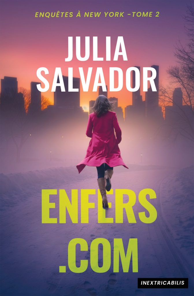 Couverture du livre Enfers.com de Julia Salvador : une femme en manteau rose court devant les gratte-ciel de New York au coucher du soleil.
