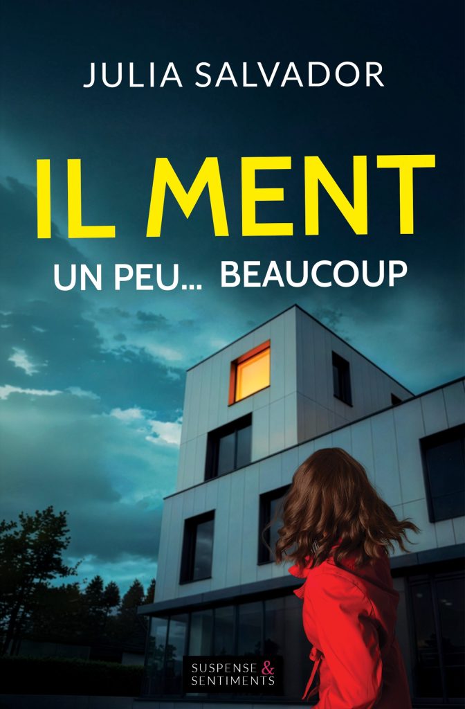 Couverture du livre Il ment, un peu... beaucoup de Julia Salvador : une femme en manteau rouge, de dos, observe une maison moderne dont une fenetre est allumee.