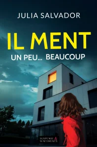 Couverture du livre Il ment, un peu… beaucoup de Julia Salvador : une femme en manteau rouge, de dos, observe une maison moderne dont une fenêtre est allumée.